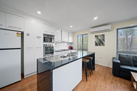 Emerald Motel Apartments - Sydney Tourism 1