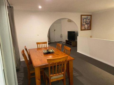 FAMILY 3-bedroom Everton Hills Apartment - Sydney Tourism 0