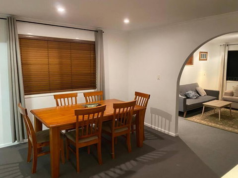 FAMILY 3-bedroom Everton Hills Apartment - Sydney Tourism 1