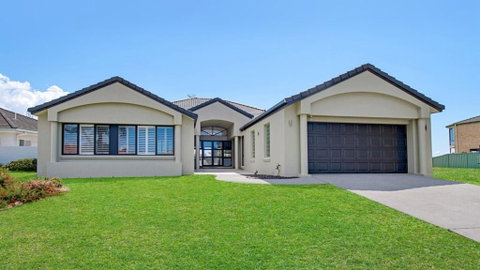 FLOATING ON THE CANALS - 80 COMMODORE CRES - Sydney Tourism 0