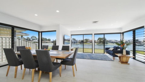 FLOATING ON THE CANALS - 80 COMMODORE CRES - Sydney Tourism 1