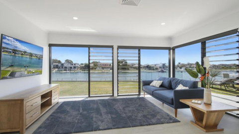 FLOATING ON THE CANALS - 80 COMMODORE CRES - Sydney Tourism 2