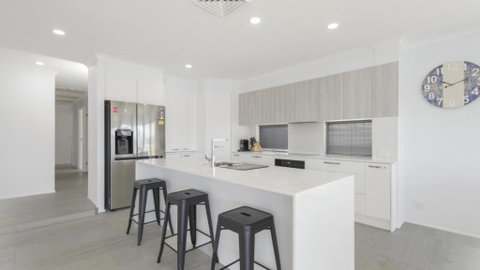 FLOATING ON THE CANALS - 80 COMMODORE CRES - Sydney Tourism 3