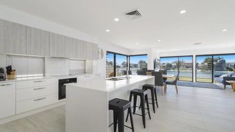 FLOATING ON THE CANALS - 80 COMMODORE CRES - Sydney Tourism 4