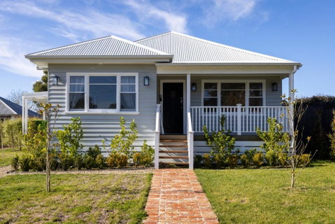 FOREST CORNER - 3 BEDROOM WEATHERBOARD, TRENTHAM - Sydney Tourism 0