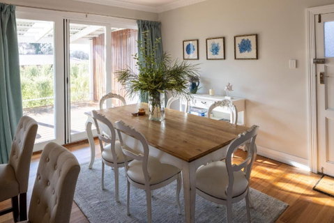 FOREST CORNER - 3 BEDROOM WEATHERBOARD, TRENTHAM - Sydney Tourism 1