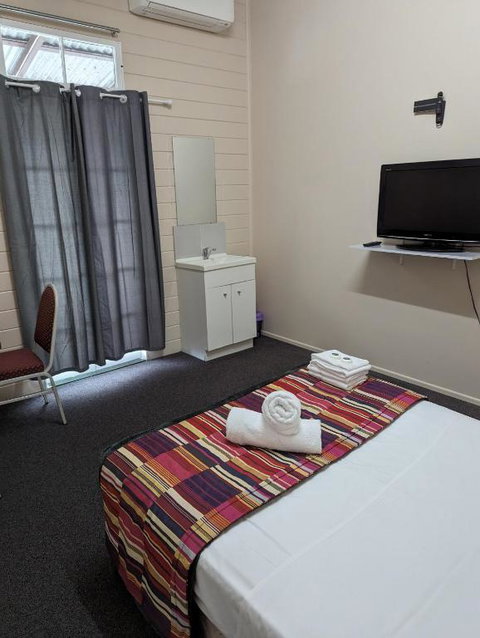 GRAND CENTRAL HOTEL PROSERPINE - Sydney Tourism 3