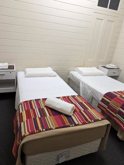 GRAND CENTRAL HOTEL PROSERPINE - Sydney Tourism 4