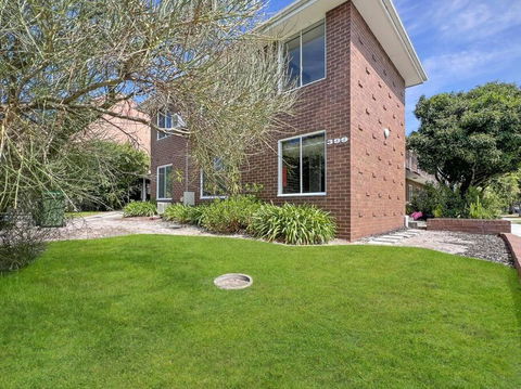 Ground Floor One Bedroom Apartment In Elsternwick - Sydney Tourism 0