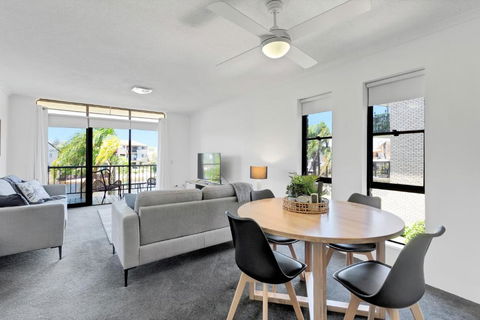 HACIENDA- CANAL VIEWS AND COMFORT - Sydney Tourism 1