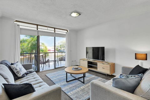 HACIENDA- CANAL VIEWS AND COMFORT - Sydney Tourism 2