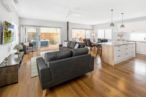 HALE KUPA Rye Beach House Spa Table Tennis - Sydney Tourism 0