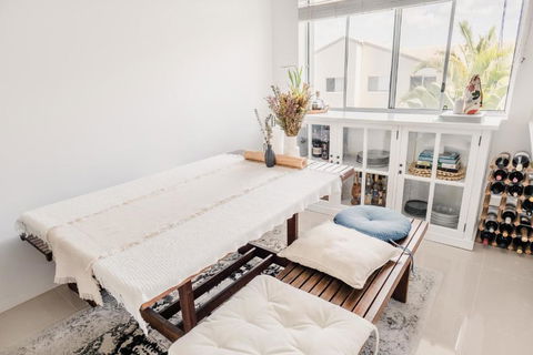 HEART OF BURLEIGH Holiday Villa - Perfect Location With Pools - Sydney Tourism 1