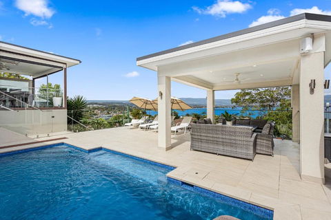 HEATed Pool, Lake & Beach, Luxury 5 B/R House - Sydney Tourism 0