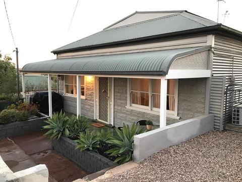 HILLSIDE HAVEN CHARMING C1920 COTTAGE Pet Friendly Sleeps 1 - 6 - Sydney Tourism 0