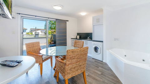 Adrift Apartments - Sydney Tourism 3