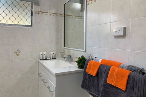 Andergrove Home With A Garden View-Wi-fi & Netflix - Sydney Tourism 1