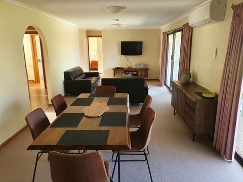 Annies Holiday Units - Sydney Tourism 0