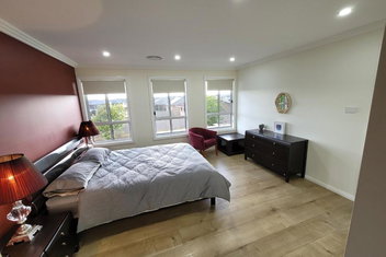 Luxury 5 Bedrooms Schofields Home + Back Yard with Sydney Tourism