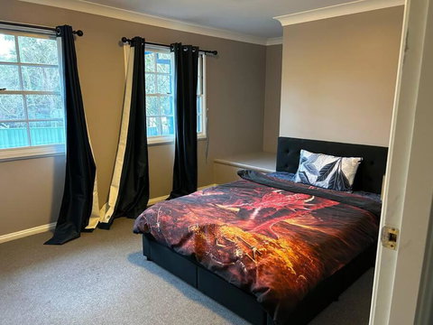Luxury House 5 Bedrooms - Sydney Tourism 3