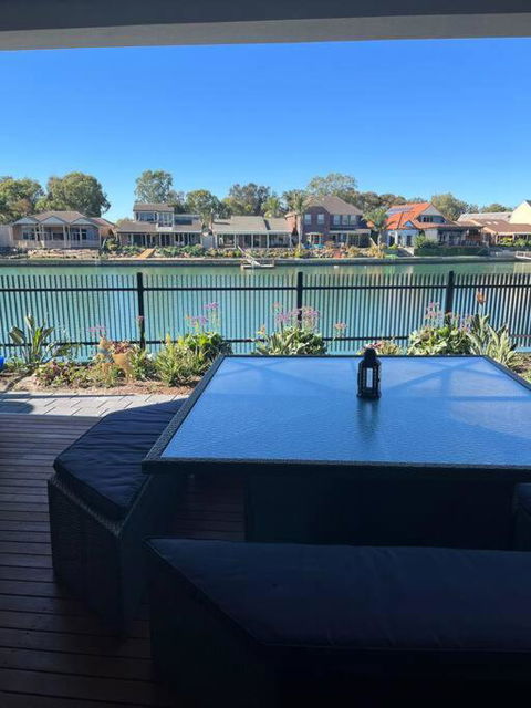 Luxury On The Lake - Sydney Tourism 1