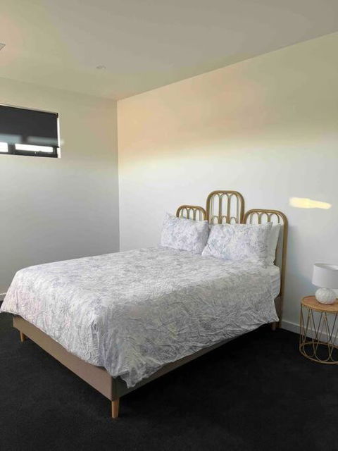 Luxury On The Lake - Sydney Tourism 3