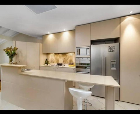 Luxury Retreat Home - 4bed House W/Parking - Mins From CBD - Sydney Tourism 3
