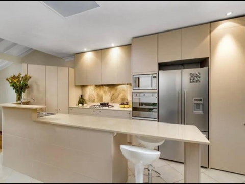Luxury Retreat Home - 4bed House W/Parking - Mins From CBD - Sydney Tourism 1