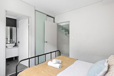 Modern Ensuite Queen Room - Serene Spot At Revesby - Sydney Tourism 1