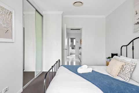 Modern Ensuite Queen Room - Serene Spot At Revesby - Sydney Tourism 3