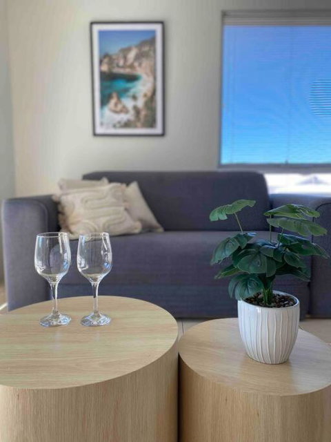 Modern Luxury 1 Bedroom Apartment - Walk To The Shops! Free Wifi - Sydney Tourism 1