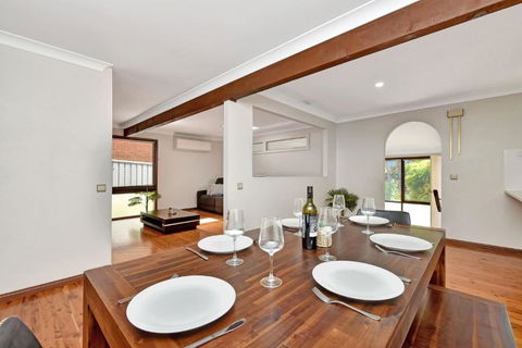 NEW PropertyBreezy Bayside Haven At Brightwaters - Sydney Tourism 1