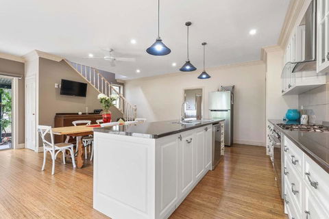 Mount Bolton Retreat - Sydney Tourism 3