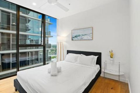NEW Centrally Located High Level Studio Apartment - Sydney Tourism 3