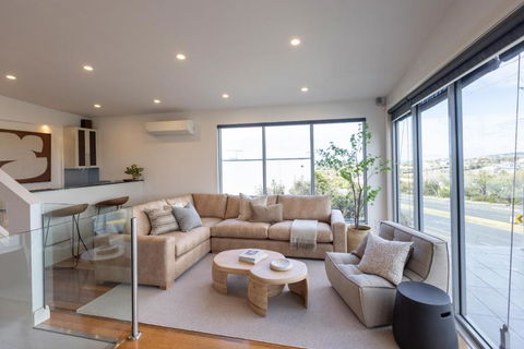 NEW Pleasant View Stays TORQUAY - Sydney Tourism 0