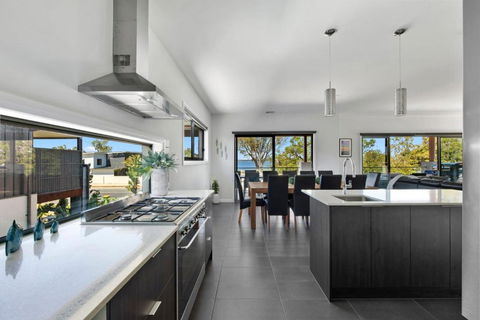 NEW - Sunrise Waters Holiday House - Sydney Tourism 1