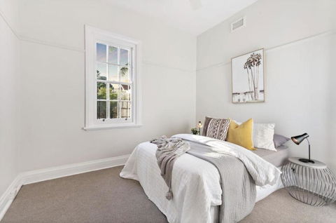 NEWLY RENOVATED LARGE 3.5 BDRM HOUSE! BEST OF MELB - Sydney Tourism 3