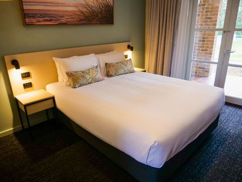 Nightcap At Hinterland Hotel Nerang - Sydney Tourism 2