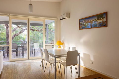 One Level At Broadbeach Inverloch - Sydney Tourism 3