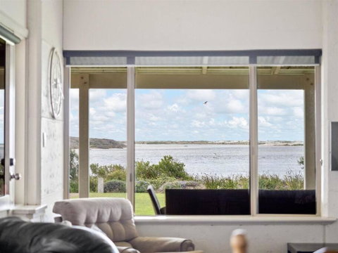 Pelicans View A Riverside Retreat - Sydney Tourism 3