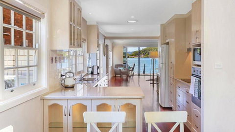 Pine Tree Cottage - Waterfront - Sydney Tourism 3