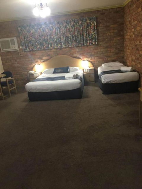 Pines Country Club Motor Inn - Sydney Tourism 3