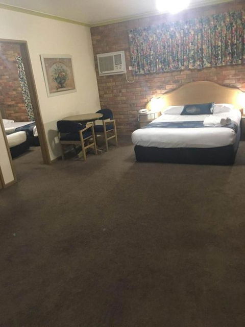 Pines Country Club Motor Inn - Sydney Tourism 2