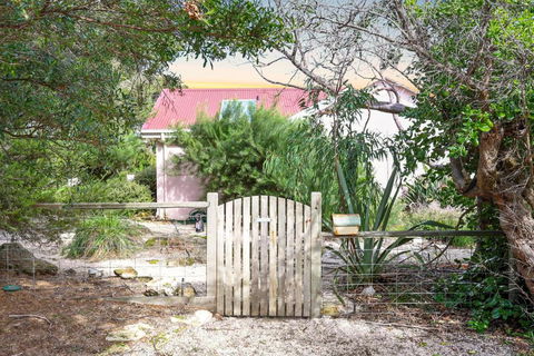 Pink Cabin By Host On The Coast - Sydney Tourism 0