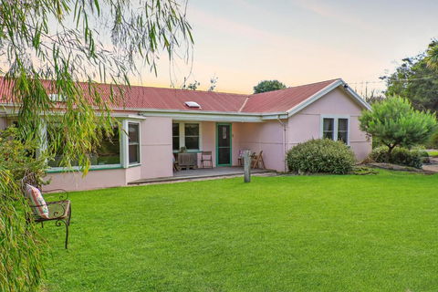 Pink Cabin By Host On The Coast - Sydney Tourism 1