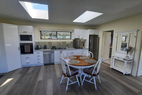 Private Getaway Close To Clifton Beach - Sydney Tourism 2