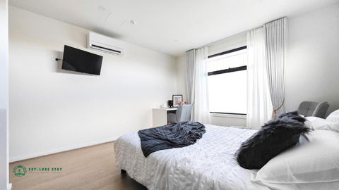 Queen Bed Stylish Suite With TV - Room 12 - Sydney Tourism 0