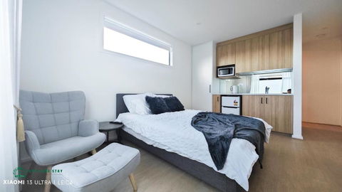 Queen Bed Stylish Suite With TV - Room 12 - Sydney Tourism 2