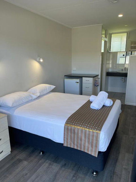 Queens Beach Hotel - Sydney Tourism 0