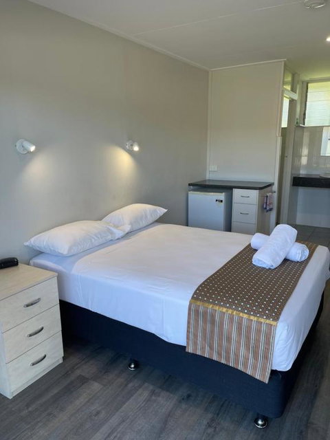 Queens Beach Hotel - Sydney Tourism 3